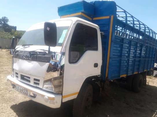 Isuzu NPR canter image 1