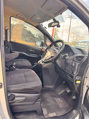 Toyota voxy image 8