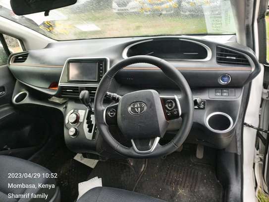 Toyota Sienta hybrid white 2016 image 1