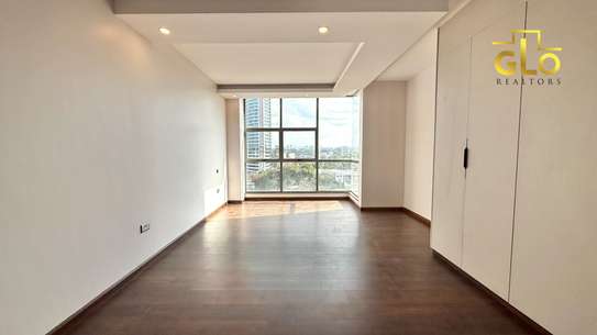 3 Bed Apartment with En Suite in Brookside image 5