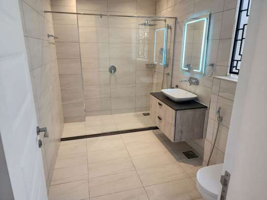 3 Bed Apartment with En Suite in Rhapta Road image 18