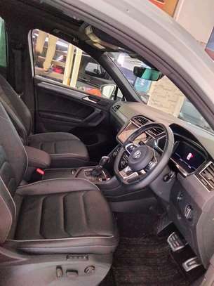 VOLKSWAGEN TIGUAN R LINE WITH SUNROOF image 5