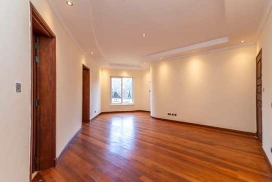 4 Bed House with Garden in Dennis Pritt image 11