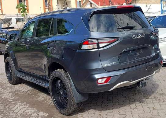 ISUZU MU-X image 4