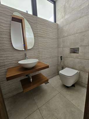 5 Bed House with En Suite in Nyari image 12