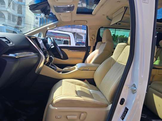 ALPHARD EXECUTIVE LOUNGE image 11