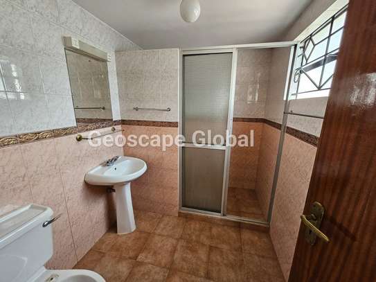 5 Bed Townhouse with En Suite in Spring Valley image 4