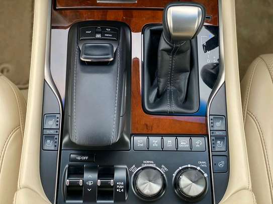 Lexus LX 570 image 9