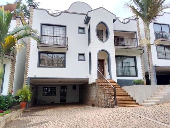 Kyuna -Spectacular five bedrooms townhouse for sale. image 2