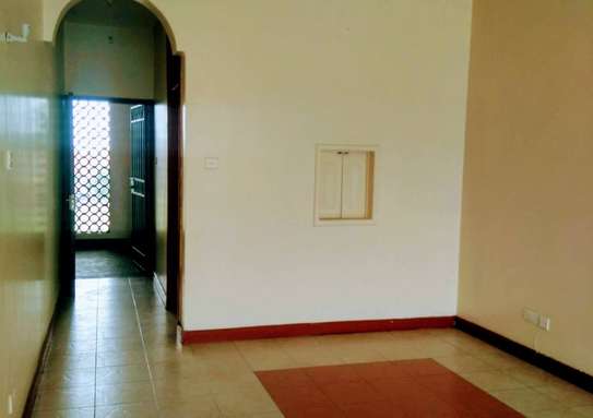 3 Bed Apartment with En Suite in Nairobi West image 4