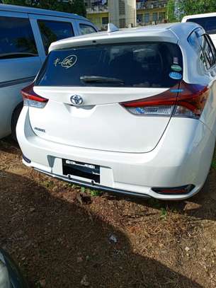 Toyota Auris pearl fully loaded image 12