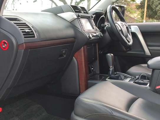 2015 Toyota Landcruiser Prado. Sunroof, Leather seats image 5