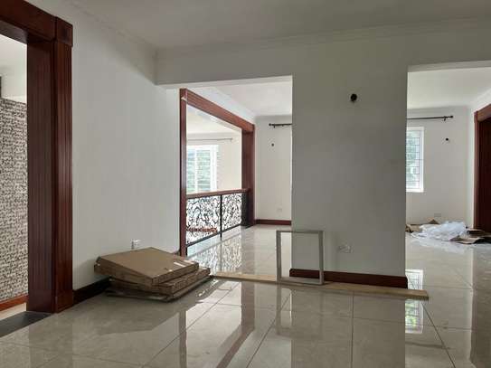 5 Bed Townhouse  in Rosslyn image 11