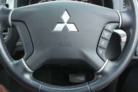 Mitsubishi Pajero V98W Leather Sunroof 2019 79,000 Kms image 8