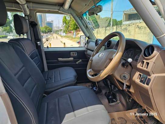 Toyota land Cruiser V8 Hard top Pick up 2014 image 10