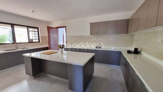 5 Bed Villa with En Suite in Karen image 12