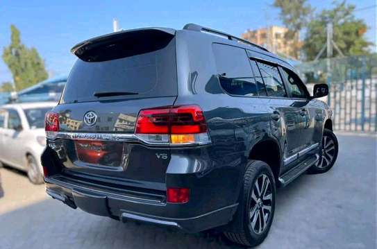 Landcrusser v8 2017 model fully loaded with sunroof image 5