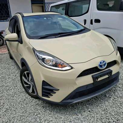 Toyota Aqua hybrid Cream 2018 2wd image 2