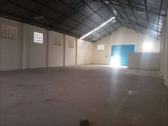 4500 ft² warehouse for rent in Industrial Area image 6