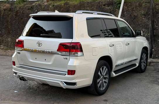 Toyota Land cruiser v8 2018 model image 7