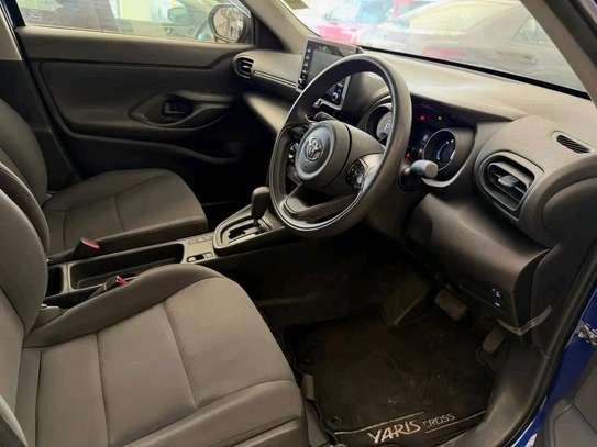 Toyota yaris  cross image 4
