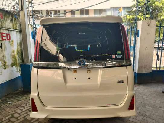 Toyota Noah hybrid white 2WD 2018 image 14