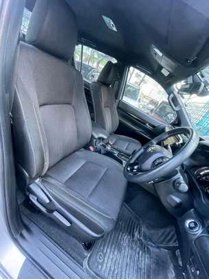 Toyota Hilux Double Cabin silver 2019 image 5