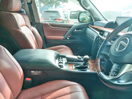 Lexus LX 570 V8 image 2