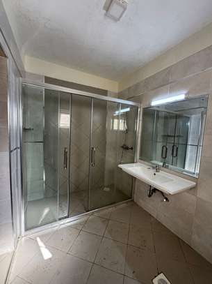 3 Bed Apartment with En Suite in Rhapta Road image 14