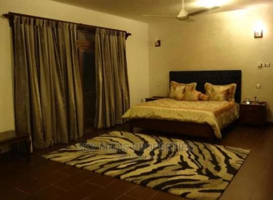 4 Bed Villa with En Suite at Plantation image 6