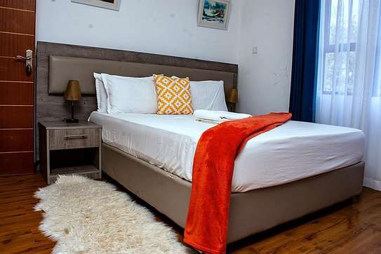 Serviced 4 Bed Apartment with En Suite at Riverside image 6