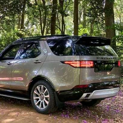2017 Land Rover Discovery 5 image 3