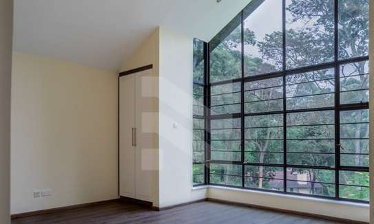 5 Bed Villa with En Suite in Rosslyn image 3