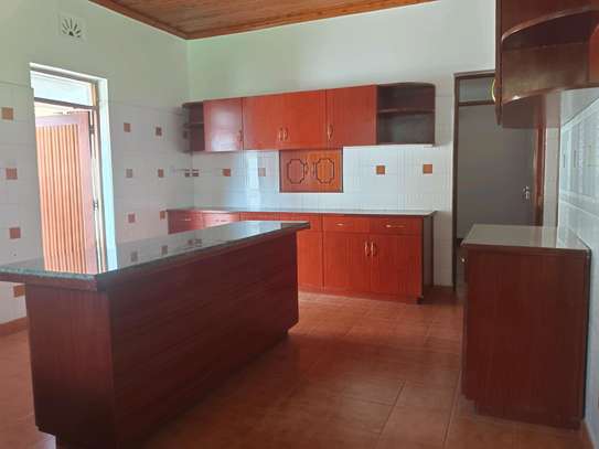 Lovely home 5br with Sq  for rent in Karen Bomas image 5
