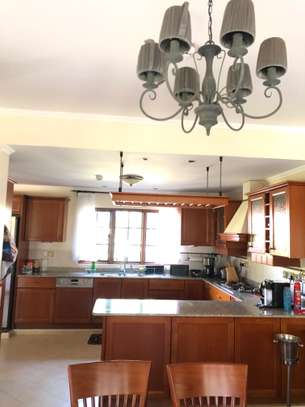 4 Bed House with En Suite in Windsor image 4