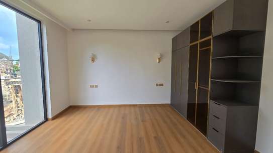 5 Bed House with En Suite in Lavington image 4