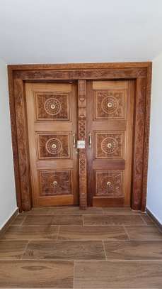 6 Bed House with En Suite in Runda image 3