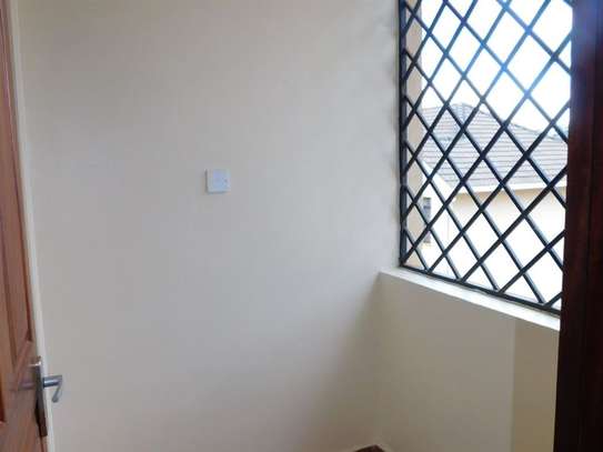 2 Bed Apartment with En Suite at Fourways Junction Estate image 7