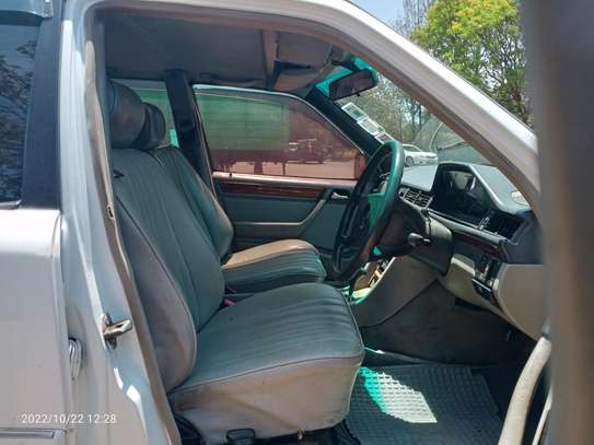 Mercedes Benz 200E image 13