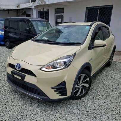 Toyota Aqua hybrid Cream 2018 2wd image 3