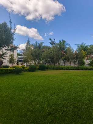 5 Bed House with Garden in Ridgeways image 2