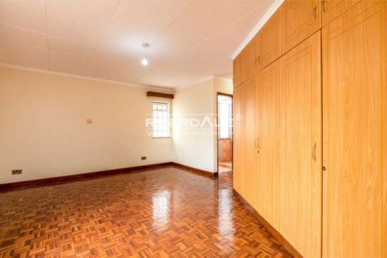 4 Bed Townhouse with En Suite in Brookside image 1