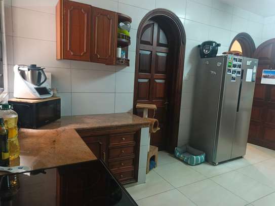 5 Bed Townhouse with En Suite in Spring Valley image 3