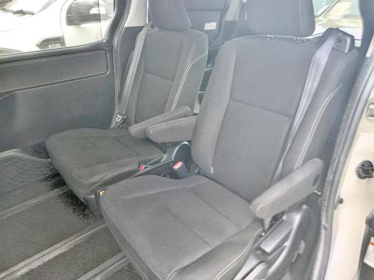 Toyota Esquire pearl white image 6