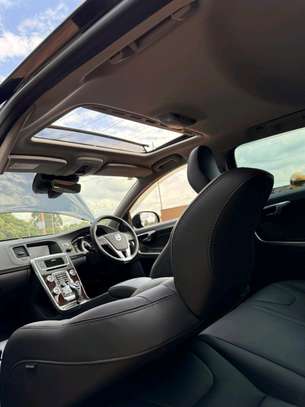 Make Volvo V60 black color fully loaded 2018 model image 8