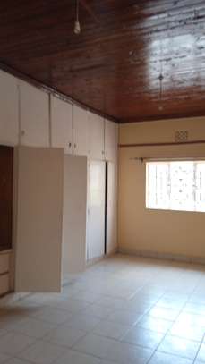 5 bedroom house to let- Mountain view image 7