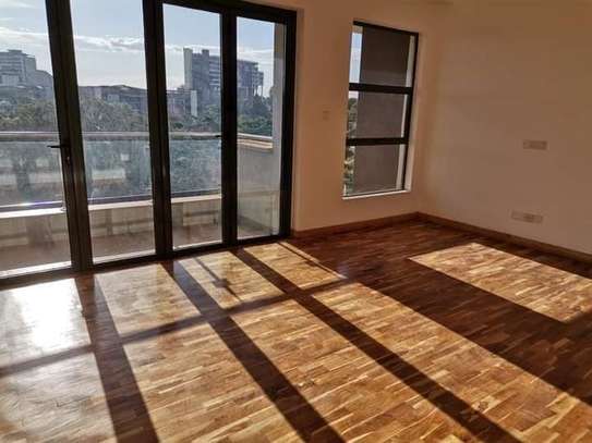 4 Bed Apartment with En Suite in Rosslyn image 12