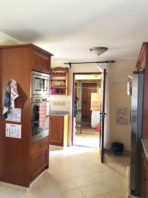 4 Bed House with En Suite in Windsor image 3