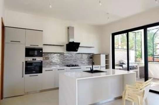 5 Bed House with En Suite at Lavington Green image 4