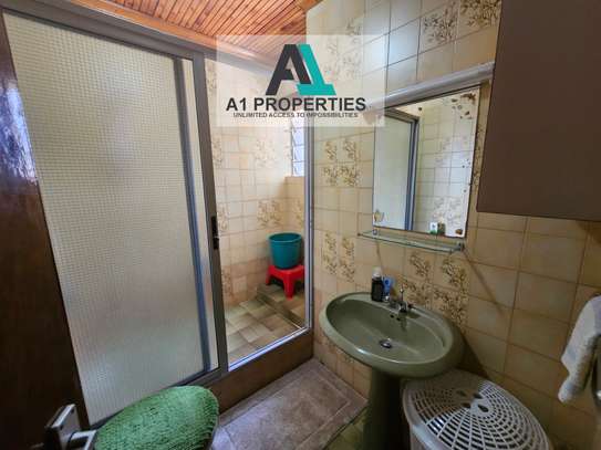 5 Bed Townhouse with En Suite in Parklands image 14